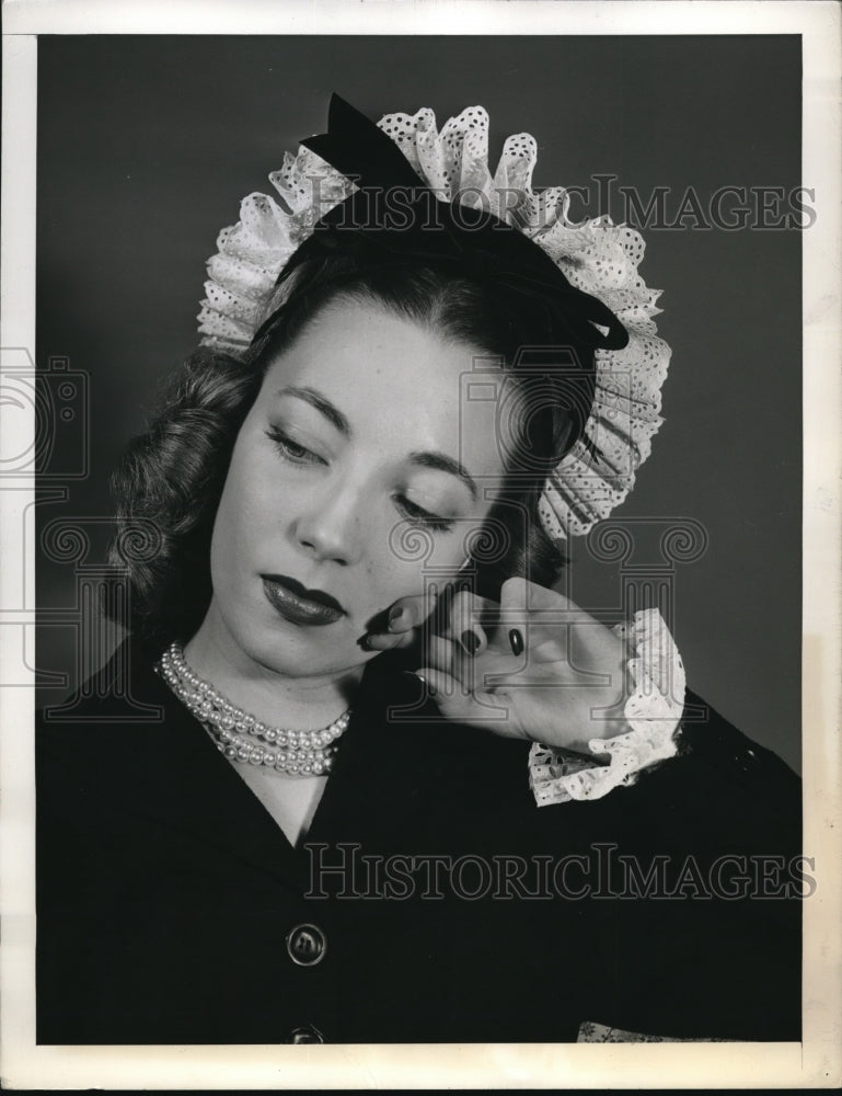 1943 Press Photo Model Wearing Navy Felt Sailor Trimmed in Eyelet Bow-Historic Images