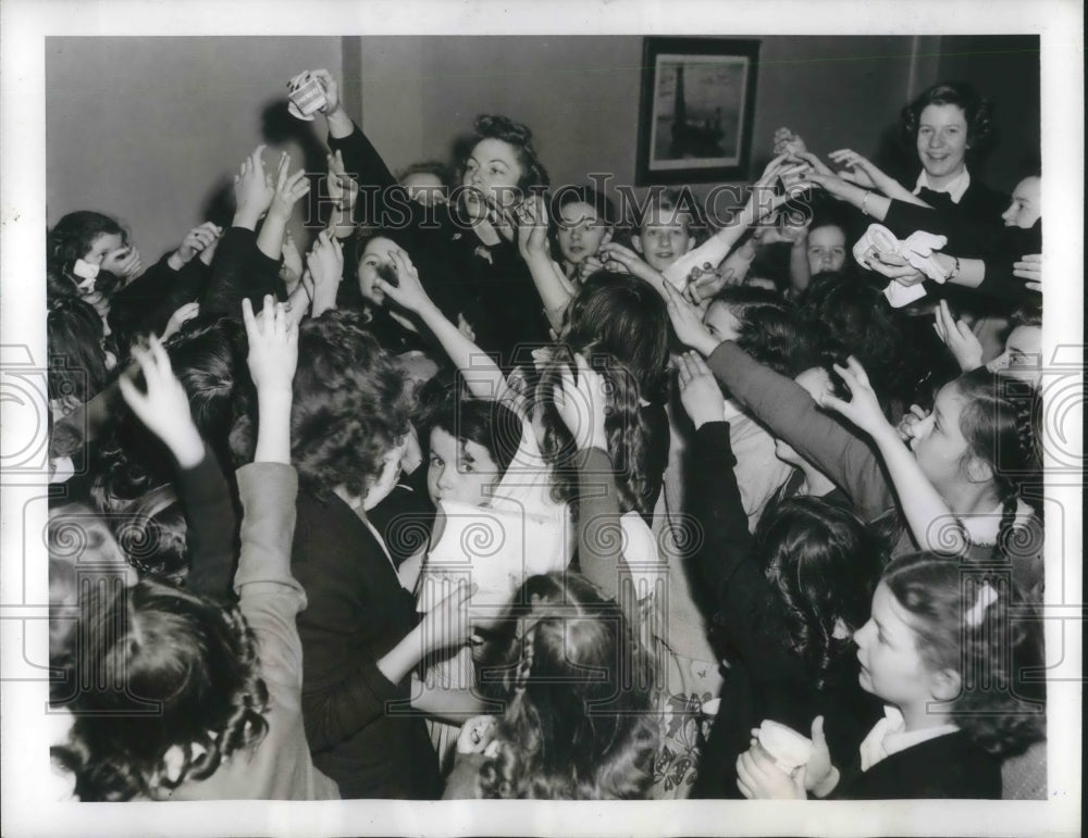 1944 Press Photo A group of little girls going crazy over Ice Cream cups - Historic Images