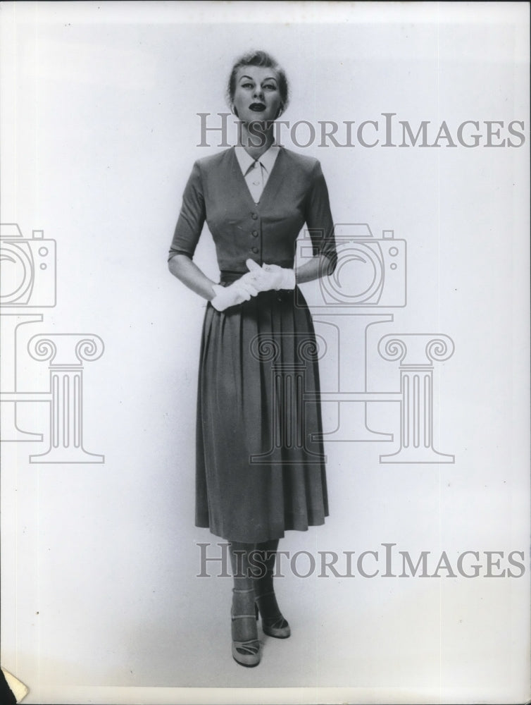 1950 Press Photo Model Sports A Fashionable Rayon Jersey Dress with white gloves - Historic Images