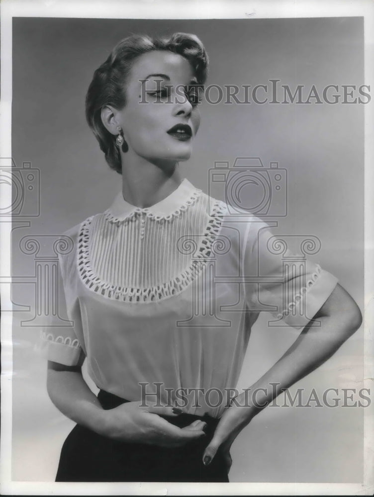 1950 Press Photo White Nylon Blouse Designed By Pierre Balmain For Susan Glenn - Historic Images