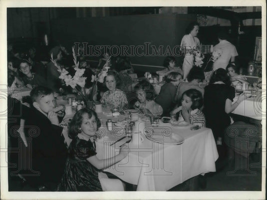 1940 Press Photo At dinner table at Hoover Camp - Historic Images