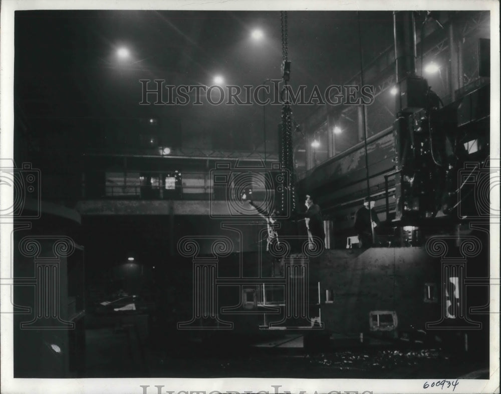 1941 Press Photo A boring mill in the Westinghouse East Pittsburgh shaves pipe - Historic Images