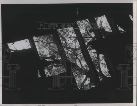 1970 Press Photo A shelter home's roof has an unexpected view of the sky - Historic Images