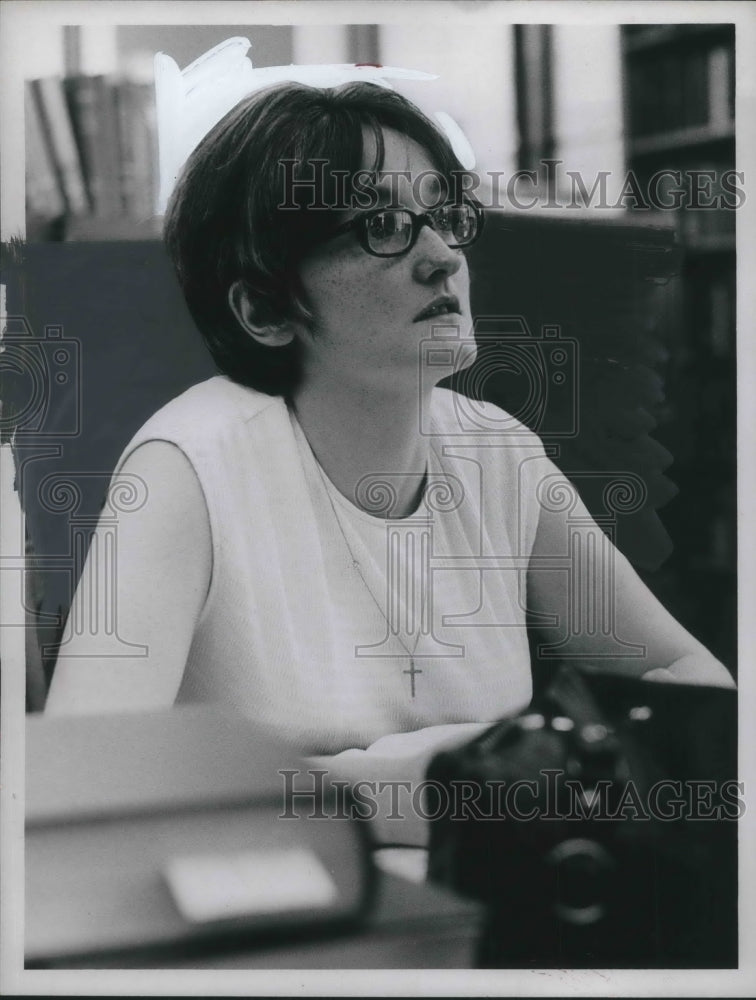 1970 Press Photo Miss Patricia Sullivan East Cleveland Working - Historic Images