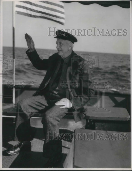 1955 Press Photo Leon Gruneske, crib keeper - Historic Images