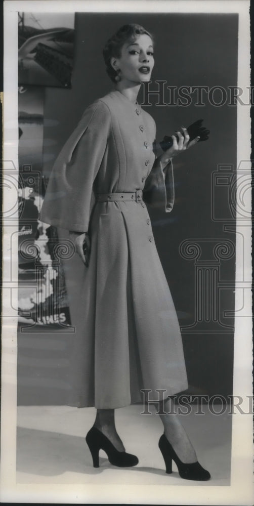 1950 Showcasing Pauline Trigere&#39;s Spring Coat-Historic Images