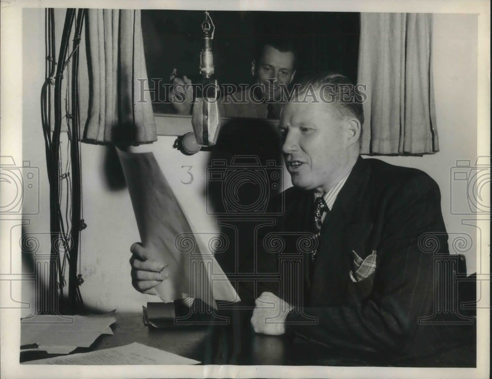 1939 Press Photo Willis Allen records Ham-And-Eggs Propaganda - Historic Images