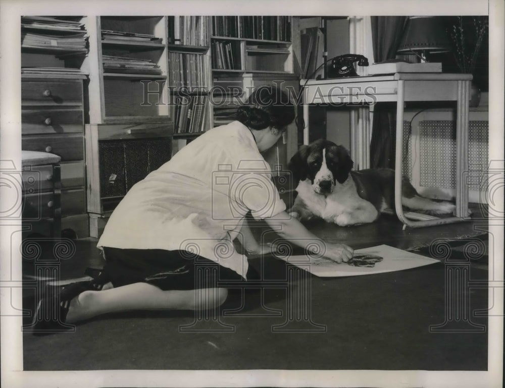 1940 Press Photo Artist works on floor of her home as her dog watches - Historic Images