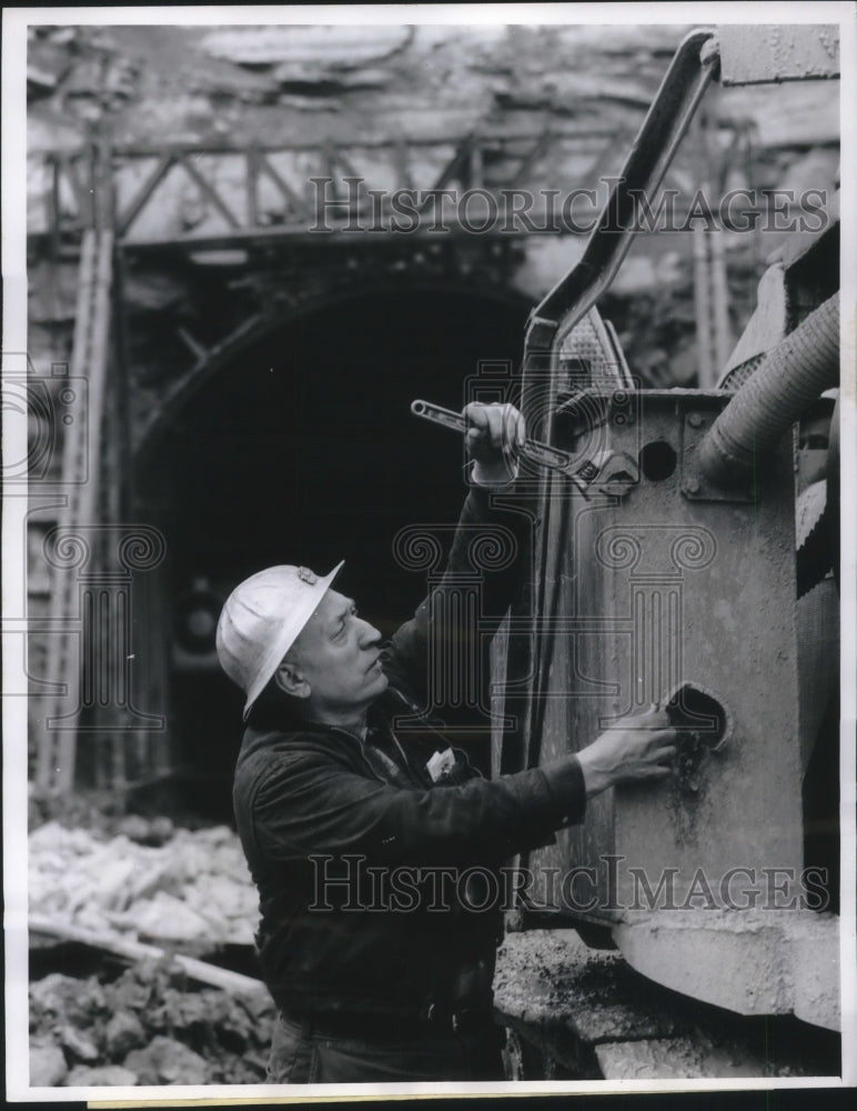 1963 Press Photo Allegheny Mountain Tunnel, Al Hughes - Historic Images