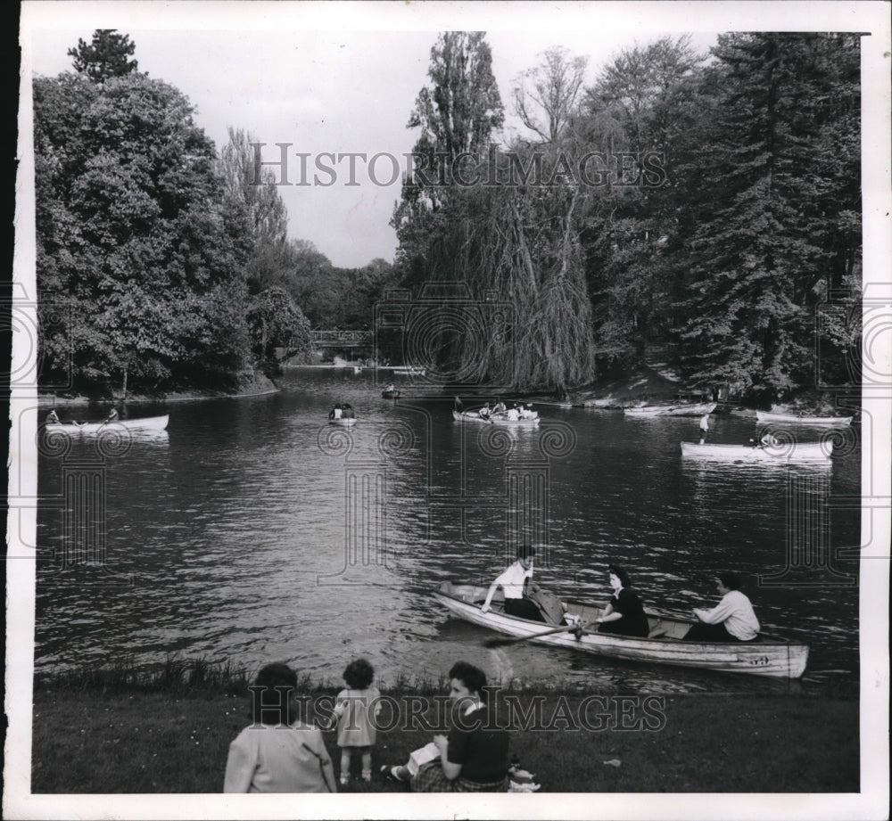 1946 Press Photo Parisian families picnic in city parks - Historic Images