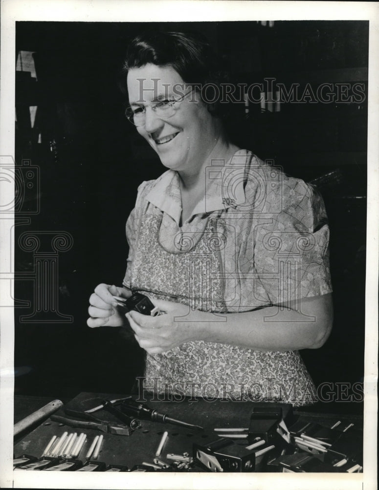 1942 Katherine Geunther assembling switchboard connectors.-Historic Images
