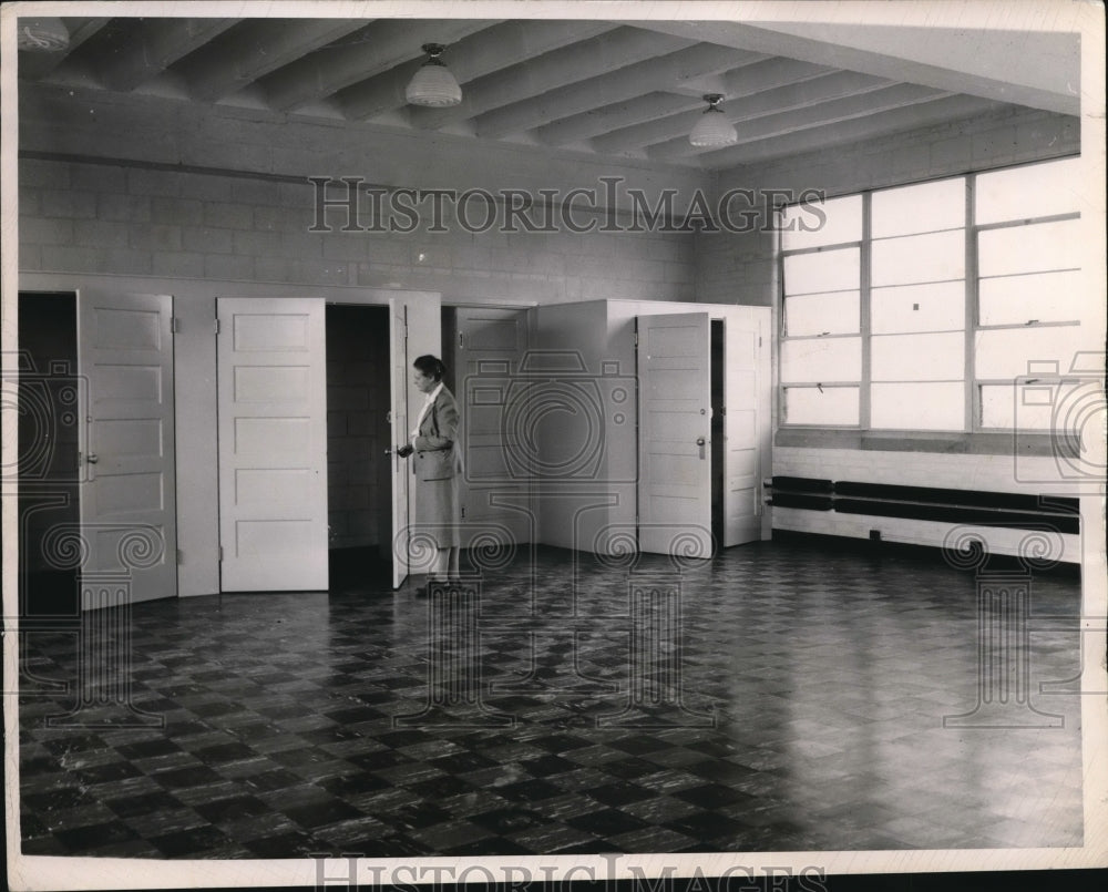 1950 Press Photo Dorothy Smith, head weaver in White Room for sewing groups - Historic Images