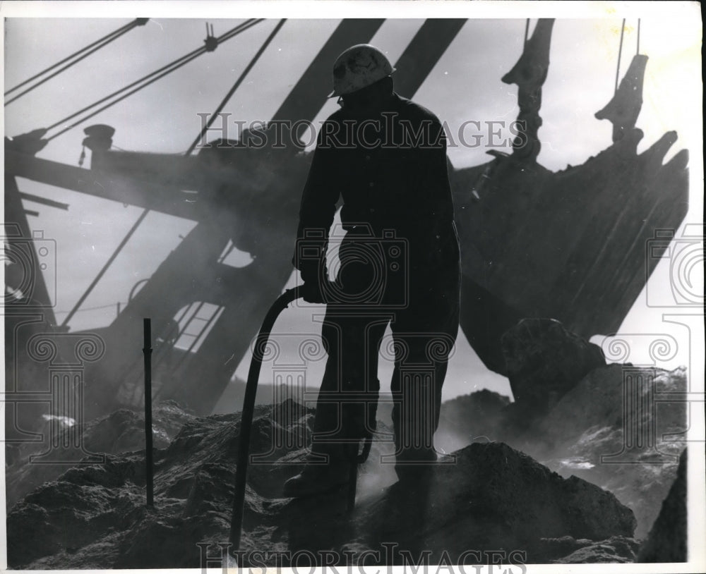 1963 Press Photo Blasting operation at Canadian asbestor mining area - Historic Images