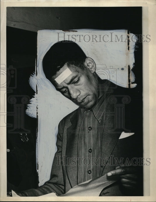 1941 Press Photo CE Allen with a bandage on wound on his head - Historic Images