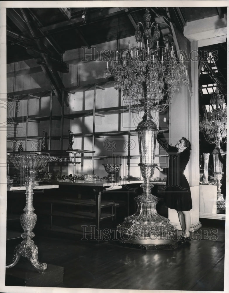 1948 Press Photo Tsar Nicholas&#39;s crystal candelabra gets a dusting at Baccarat - Historic Images