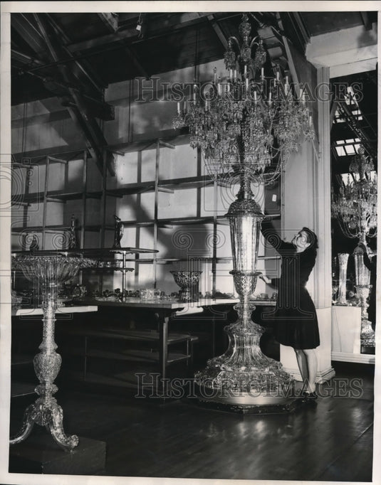 1948 Press Photo Tsar Nicholas's crystal candelabra gets a dusting at Baccarat - Historic Images