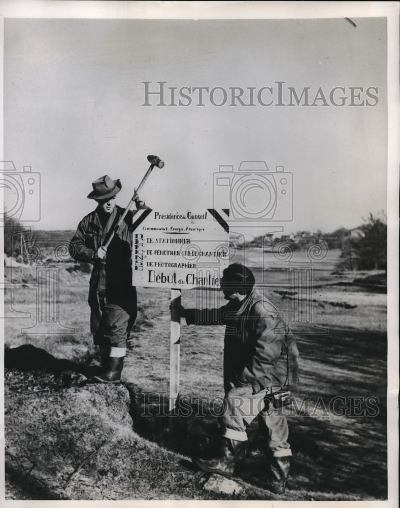 1949 Press Photo French Unarium site, Posting a sign against entry - Historic Images