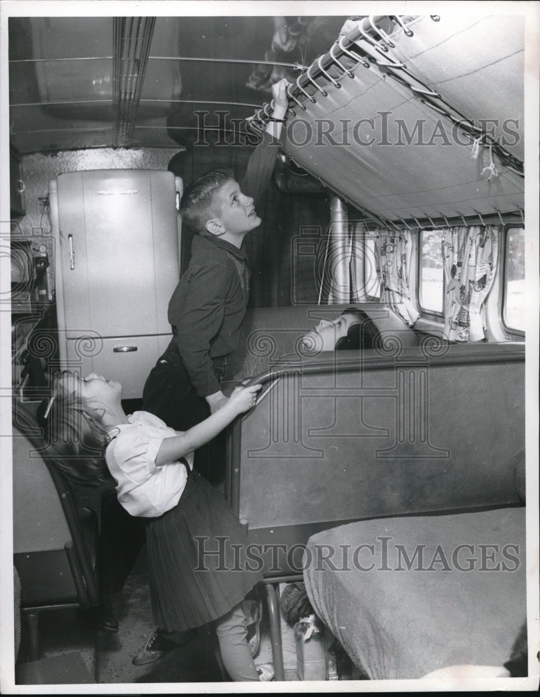 1960 Press Photo Jeff Lowers bunk, Sisters connie and Sherry Waggoner - Historic Images