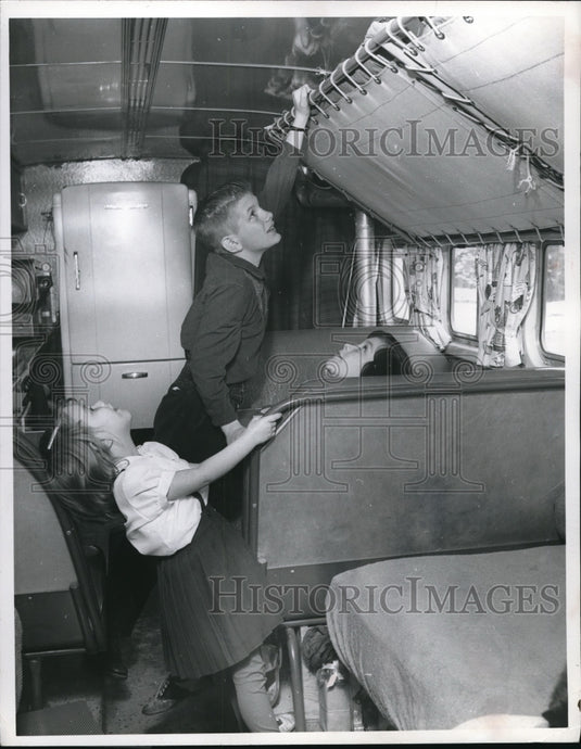 1960 Press Photo Jeff Lowers bunk, Sisters connie and Sherry Waggoner - Historic Images
