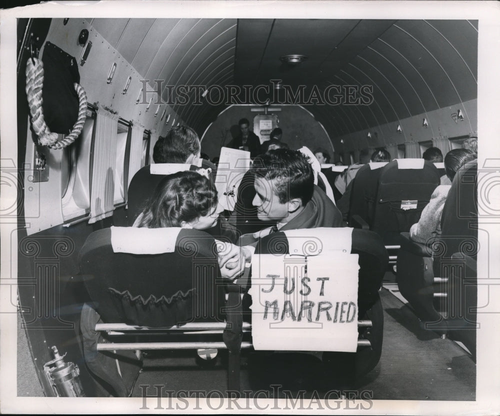 1951 Press Photo Western airlines deck a homey sign for newly weds on return trip - Historic Images