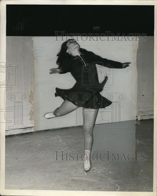 1941 Press Photo Norma in Figure Skate Club Elycium - Historic Images