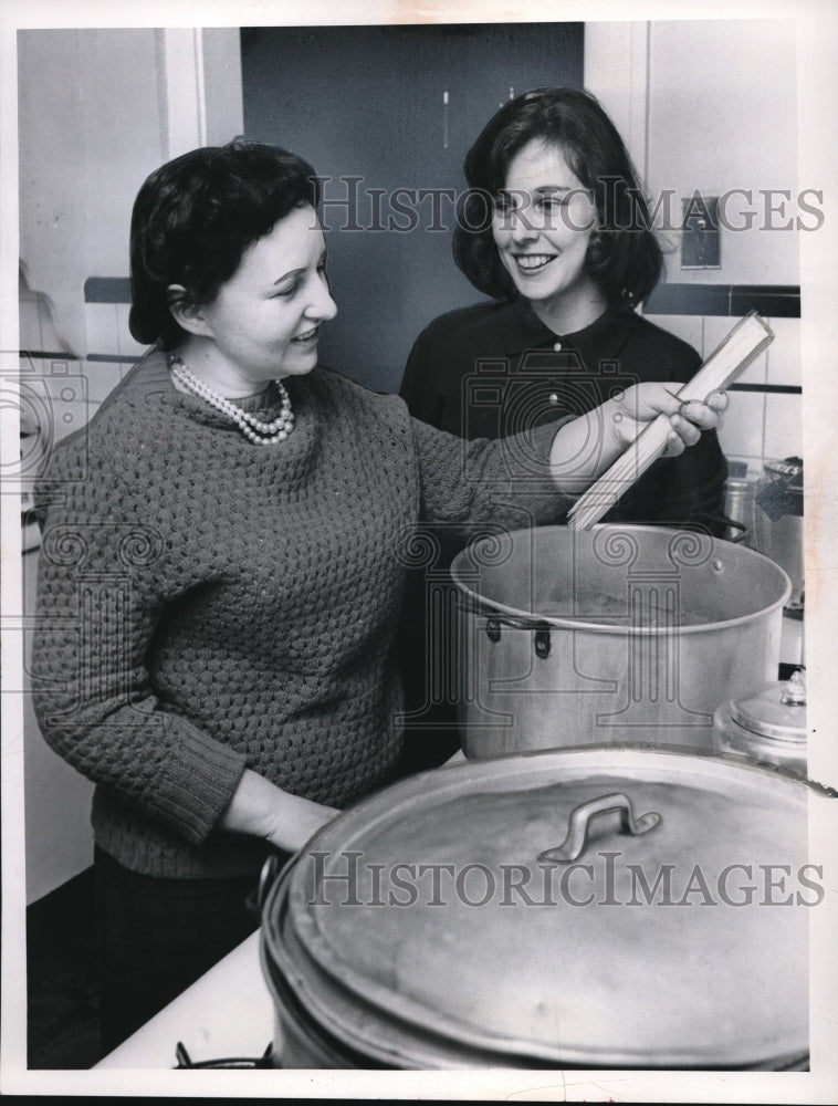 1962 Press Photo Mrs Anthony Romano &amp; Mrs Henry Kingdon both blind cooking - Historic Images