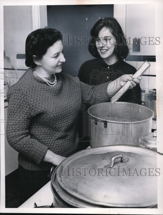 1962 Press Photo Mrs Anthony Romano & Mrs Henry Kingdon both blind cooking - Historic Images