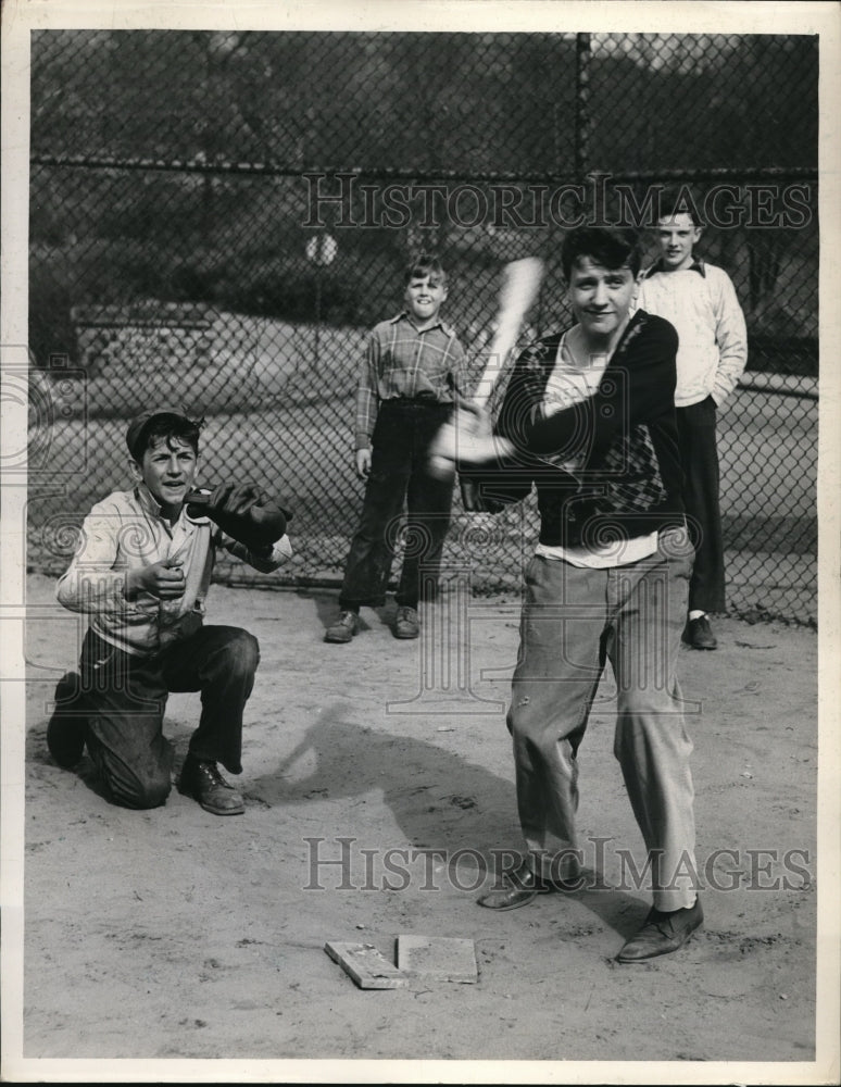 1948 Press Photo Paul Zerivnik at bat while Len Zeit catching, playing baseball - Historic Images