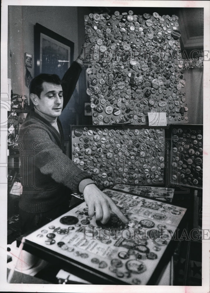 1969 Press Photo John Yenega showing his collections of pin bottons - Historic Images