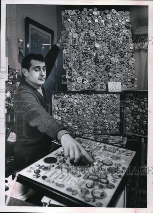 1969 Press Photo John Yenega showing his collections of pin bottons - Historic Images