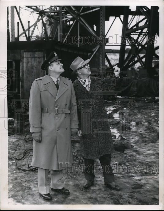 1957 Press Photo Gen Pail Berrigan & Norman Sanders in Cleveland - Historic Images
