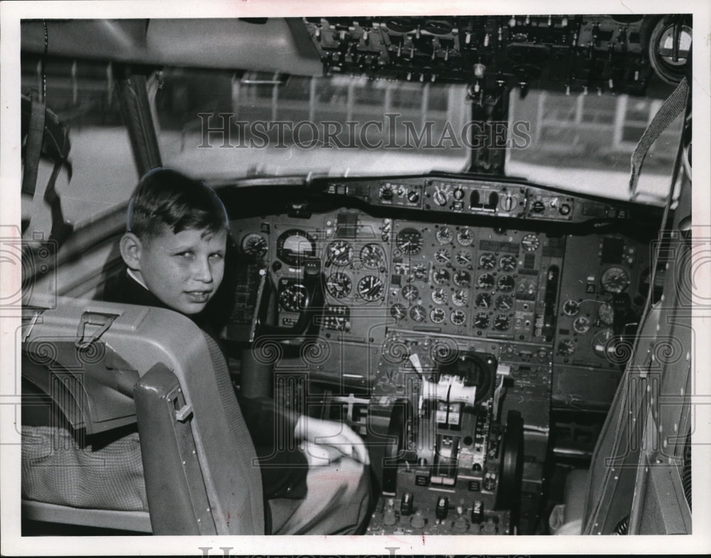 1968 Press Photo James Dombos in cockpit of a airplane - Historic Images