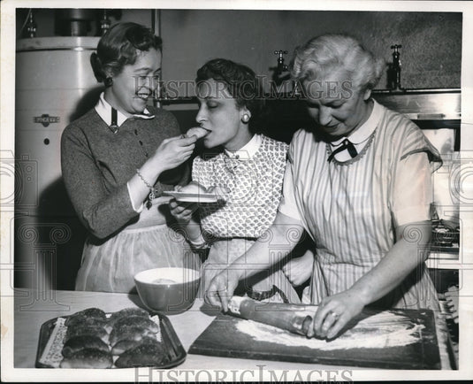 1954 Press Photo Mrs Irv Lader, Mrs M Kadis, Mrs B Winer cooking - Historic Images