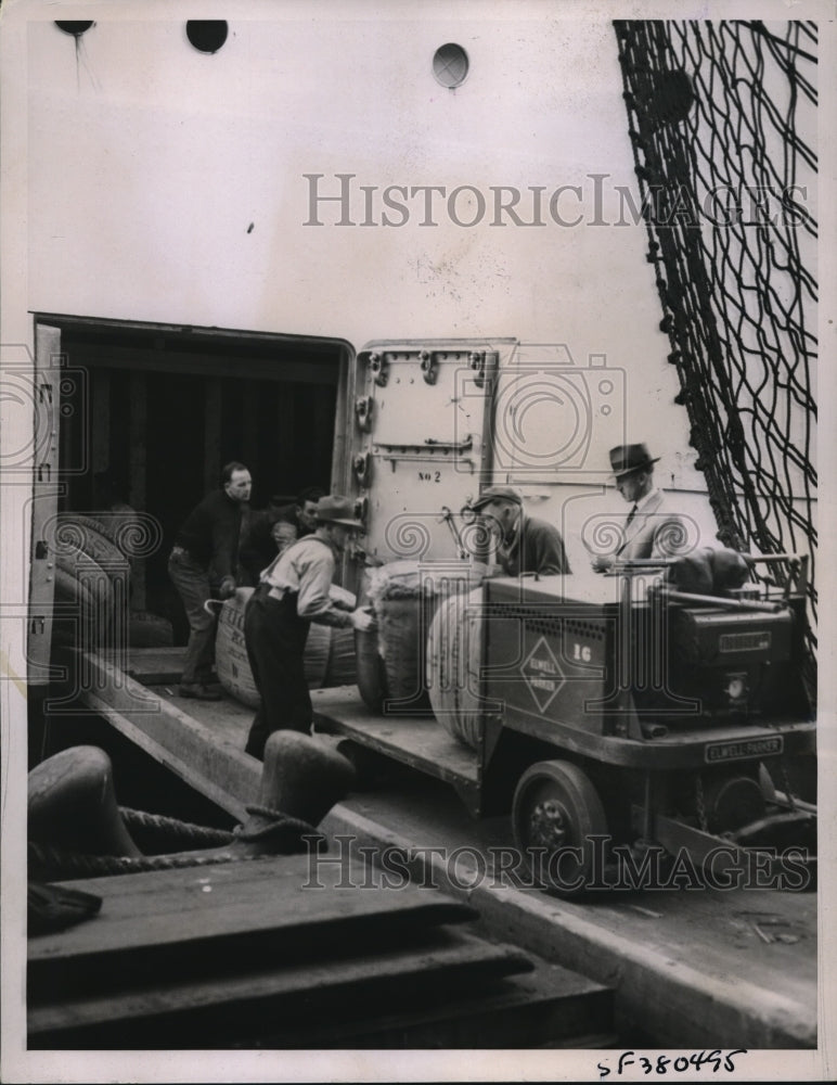 1937 Press Photo Longshoremen unload SS President cargo during strike - Historic Images