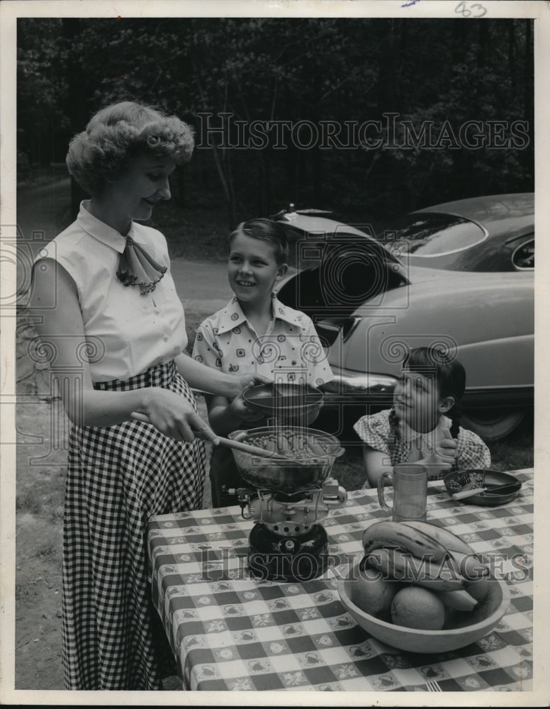 19502 Press Photo Mrs Seymor Maddox &amp; kids at a picnic meal - Historic Images