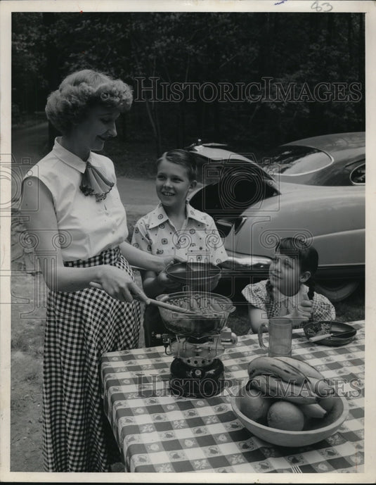 19502 Press Photo Mrs Seymor Maddox & kids at a picnic meal - Historic Images