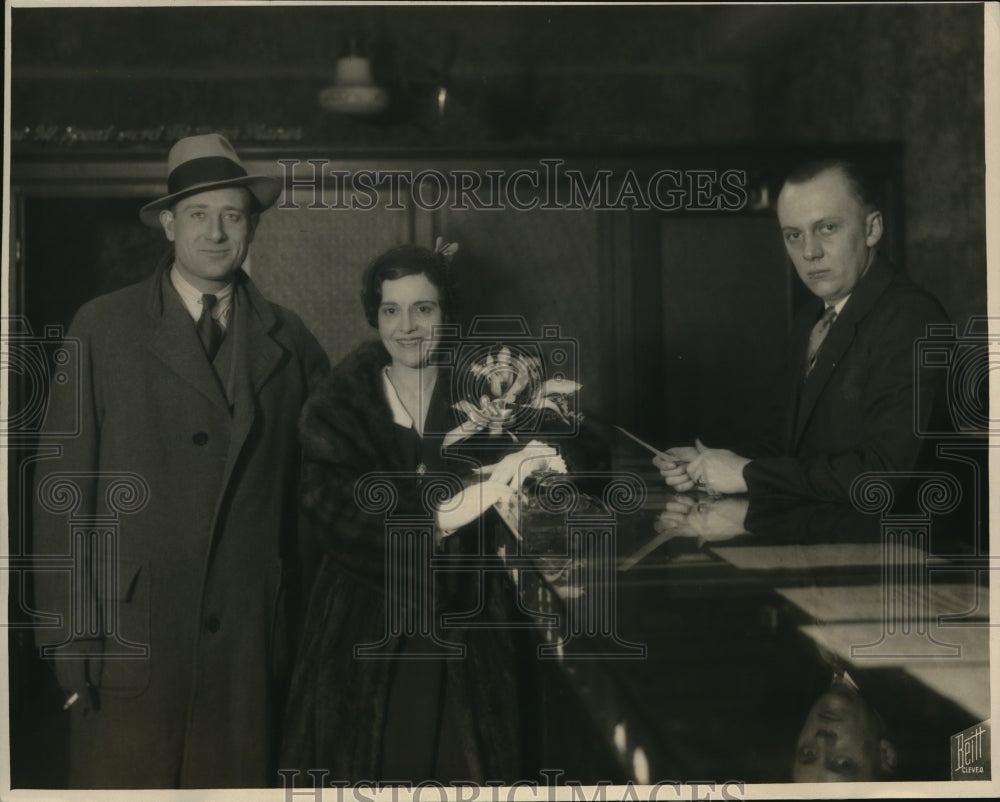 1931 Press Photo Magge Kennedy and Terence Neill purchasing plane ticket - Historic Images