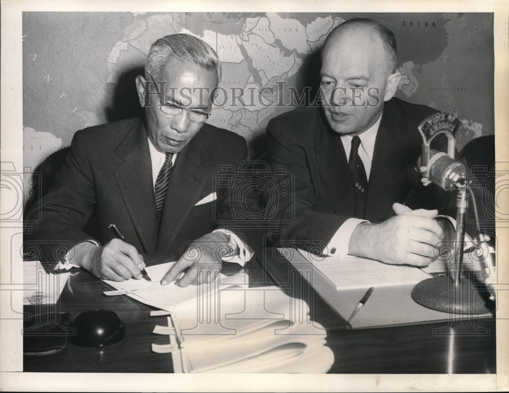1955 Press Photo Prime Minister Plaek Pibulsongcram and Harold Stassen-Historic Images