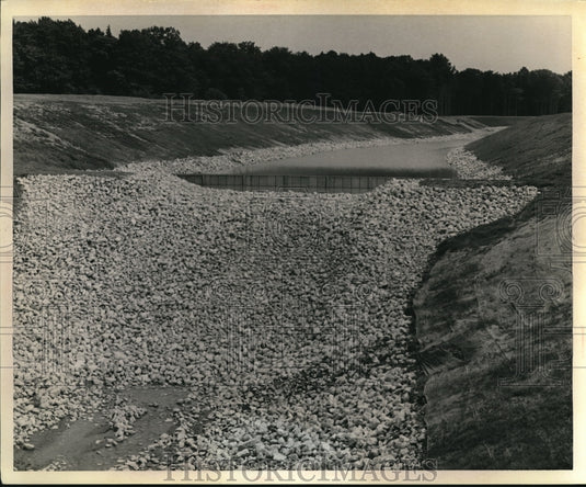 1975 Press Photo Stream relocation with sediment control structure - Historic Images