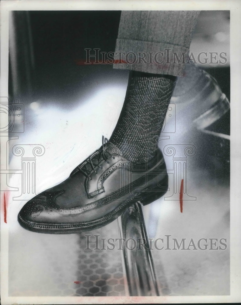 1966 Press Photo Hosiery 1966 style Splurge of stripings, paisley patterns. - Historic Images