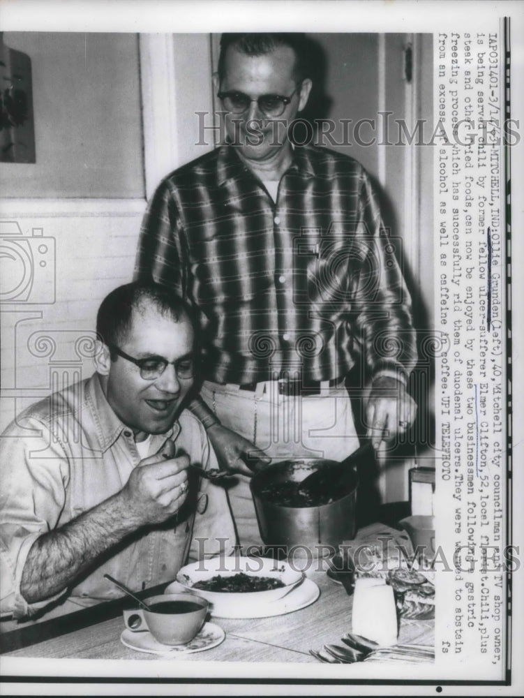 1963 Press Photo Mitchell, Ind Ollie Grunden city council &amp; Elmer Clifton, chili - Historic Images