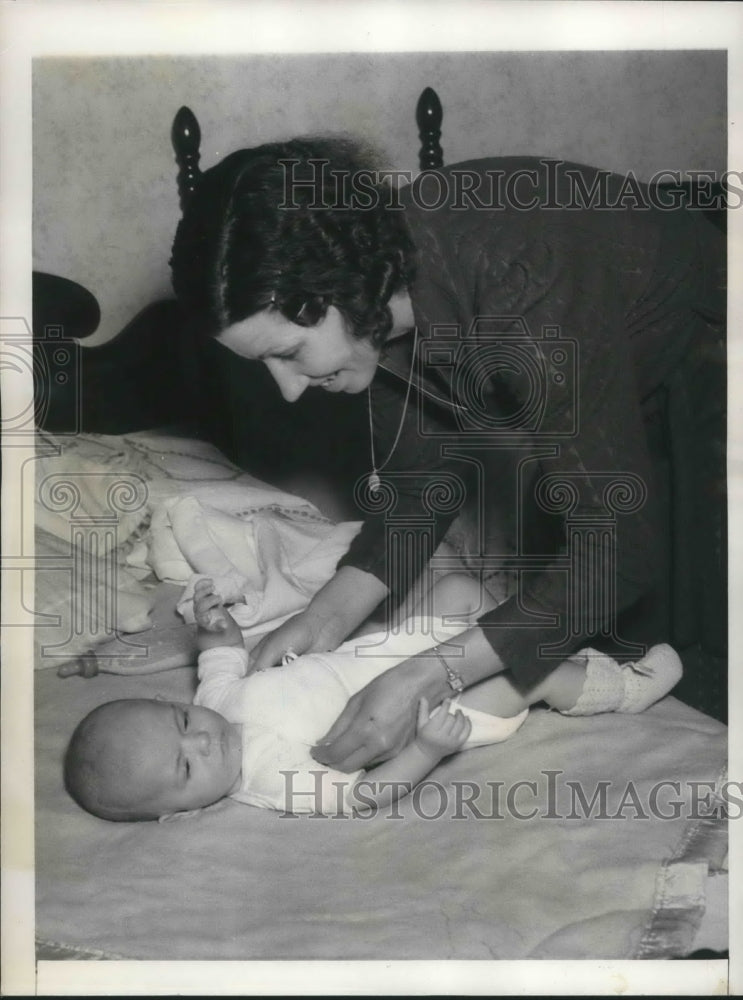 1939 Press Photo Phila, Pa Mrs Margaret McCrohan &amp; returned kidnapped baby - Historic Images