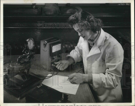 1943 Press Photo Elizabeth Greiner Working in Lab at Firestone Tire & Rubber Co. - Historic Images