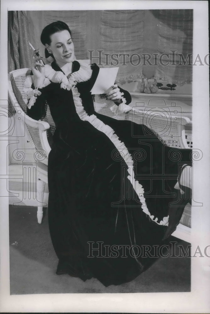 1944 Press Photo Chicago fashion show, Linda Howard in velvet chiffon dress-Historic Images