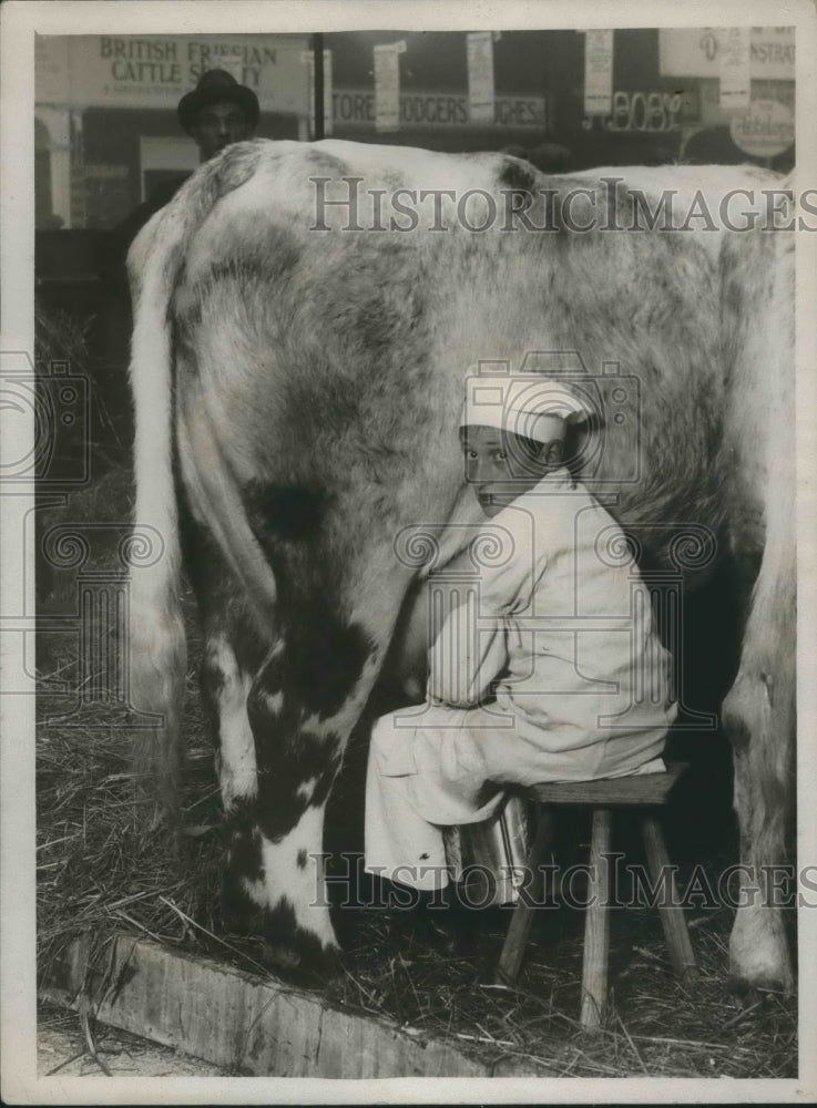 1926 Press Photo Master F. Logan in Milking Contest at Dairy Show in Islington - Historic Images