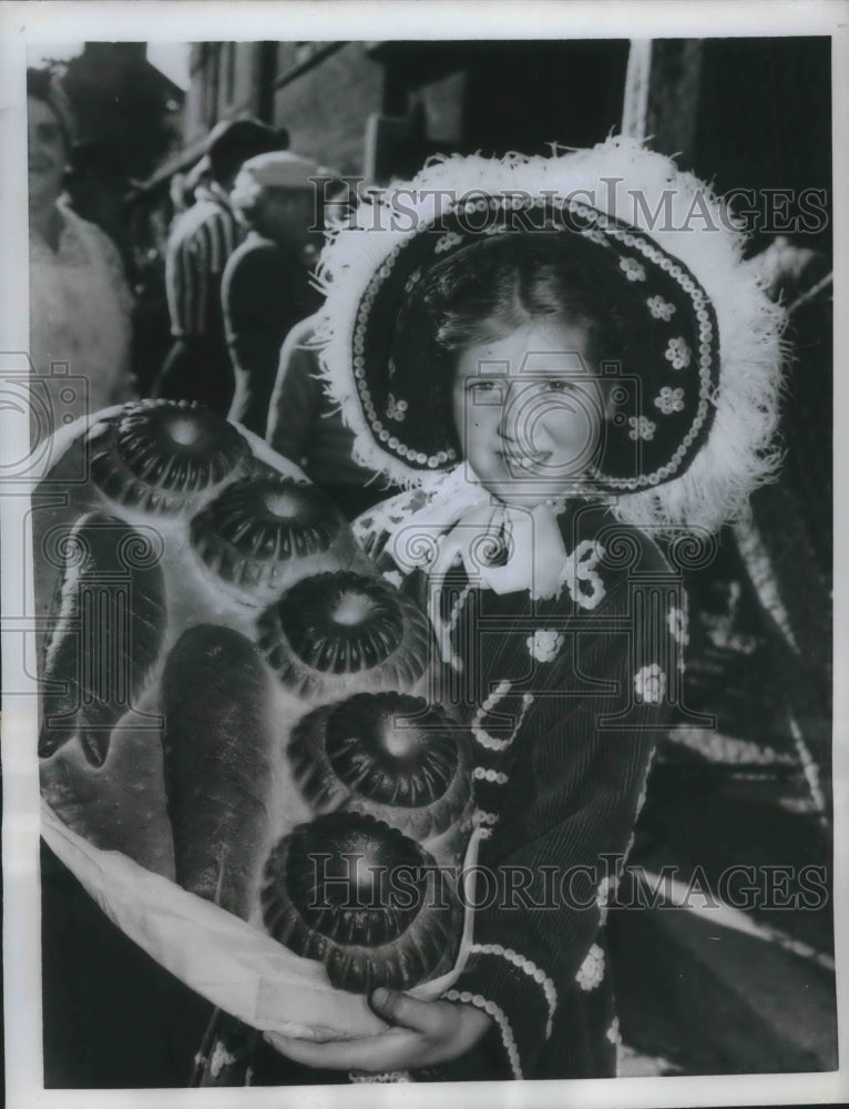 1959 Press Photo Shirley Ashsmith, 10, clad in a colorful pearly costume - Historic Images