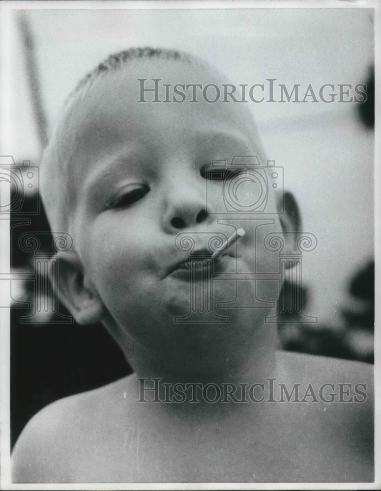 1968 Press Photo A Kid enjoying a lollipop in St Petersburg FL - Historic Images