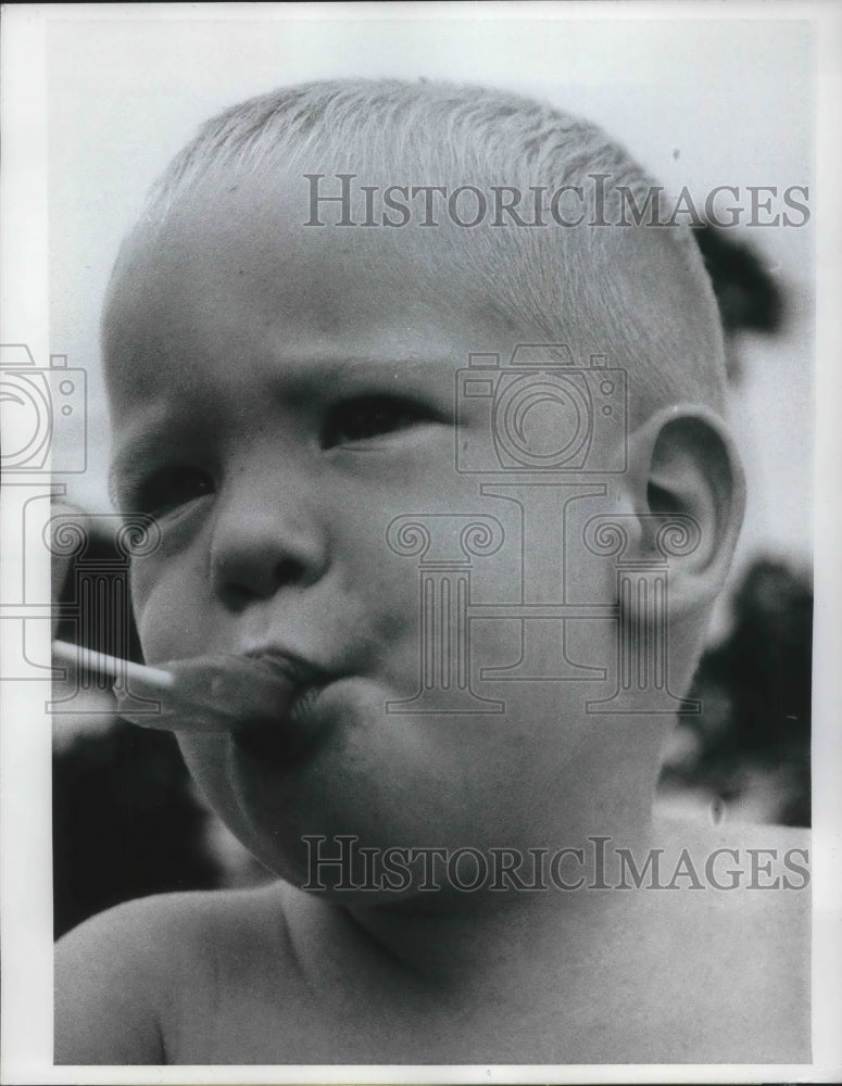 1968 Press Photo A kid enjoying a lollipop in St Petersburg FL - Historic Images