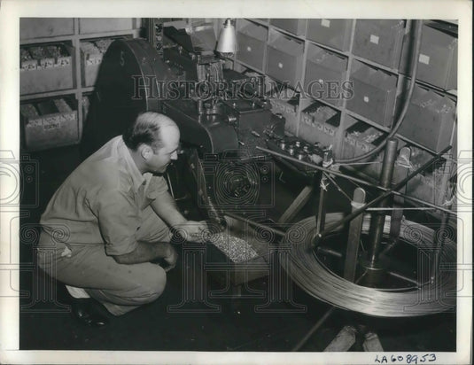 1941 Press Photo Worker at Consolidated Aircraft Co in San Diego, Calif - Historic Images