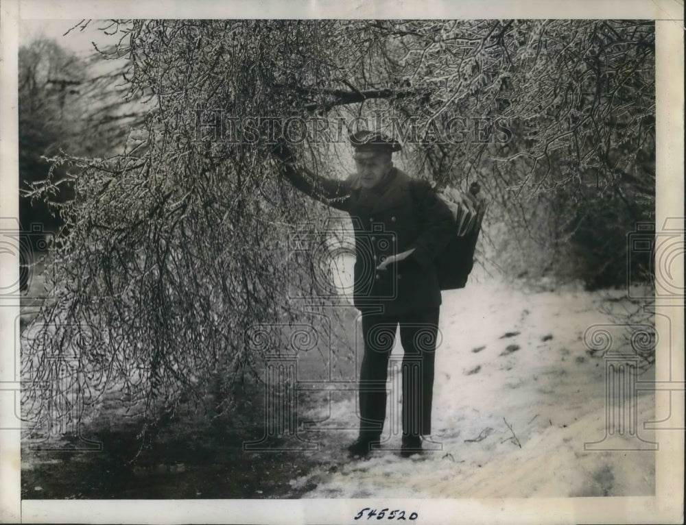 1940 Press Photo Newark, NJ Letter carrier Fred Freudenberger in snow &amp; icew - Historic Images